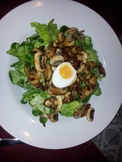 Salat mit gebratenen Champignons