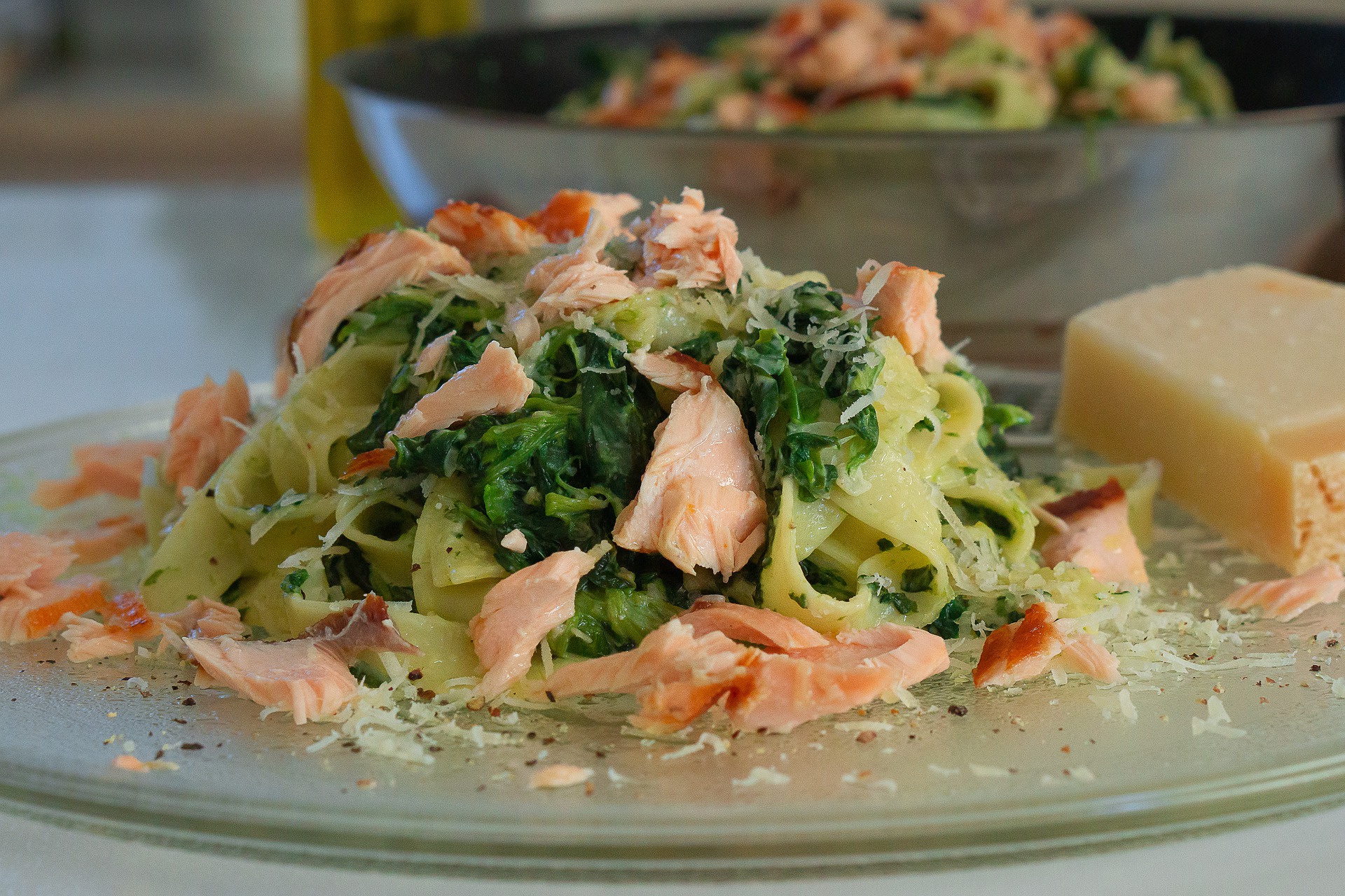 Tagliatelle mit gebratenem Lachs und Garnelen